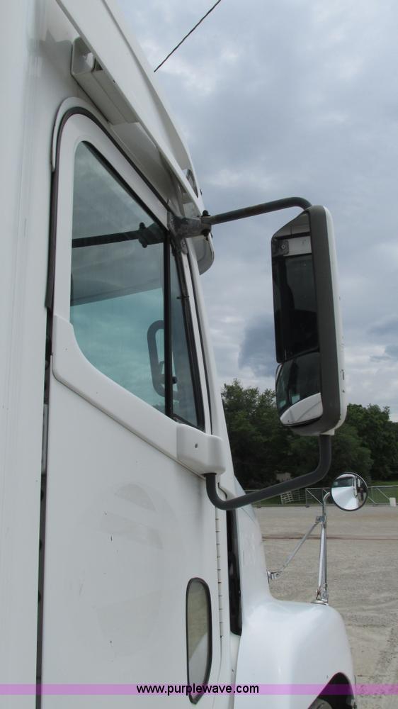 image for item G9290 1999 Freightliner C120 semi truck