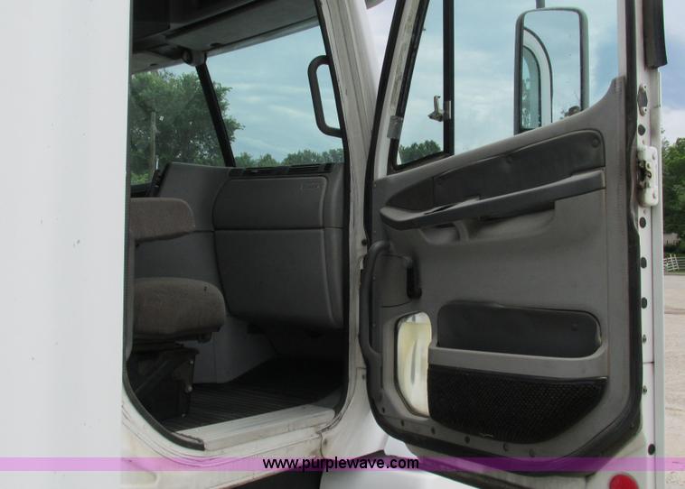 image for item G9290 1999 Freightliner C120 semi truck