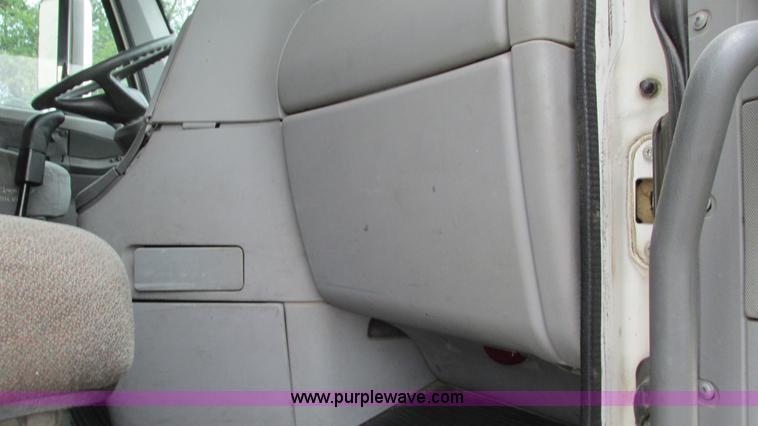 image for item G9290 1999 Freightliner C120 semi truck