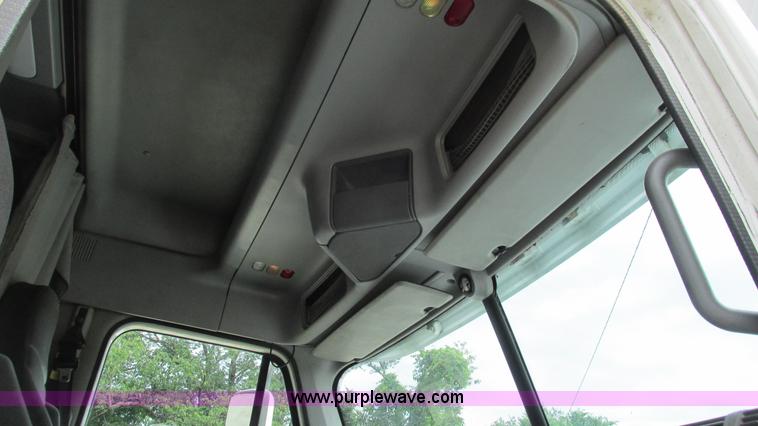 image for item G9290 1999 Freightliner C120 semi truck