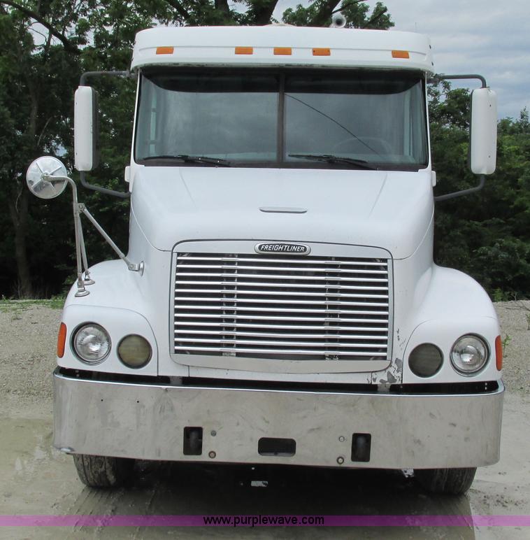 image for item G9290 1999 Freightliner C120 semi truck