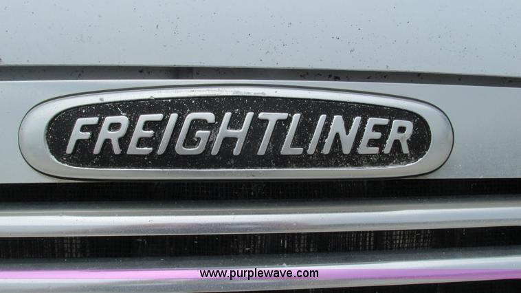 image for item G9290 1999 Freightliner C120 semi truck