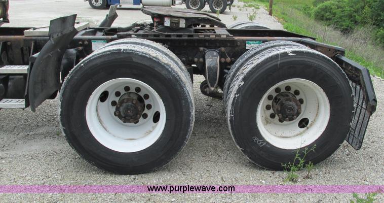 image for item G9290 1999 Freightliner C120 semi truck