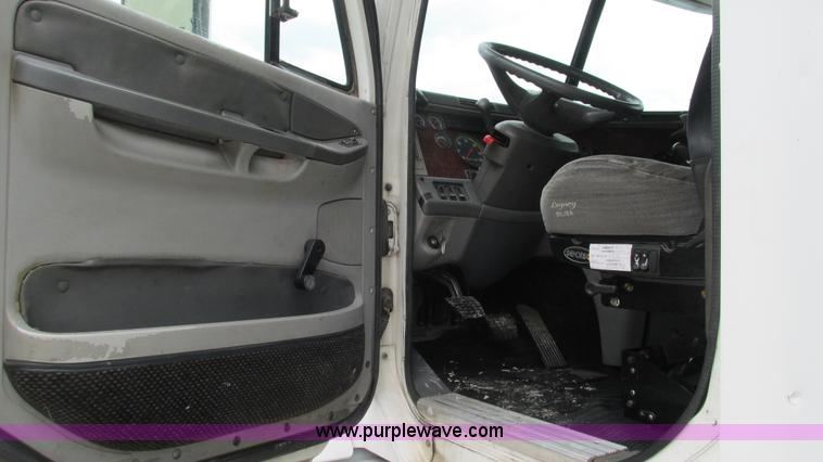 image for item G9290 1999 Freightliner C120 semi truck