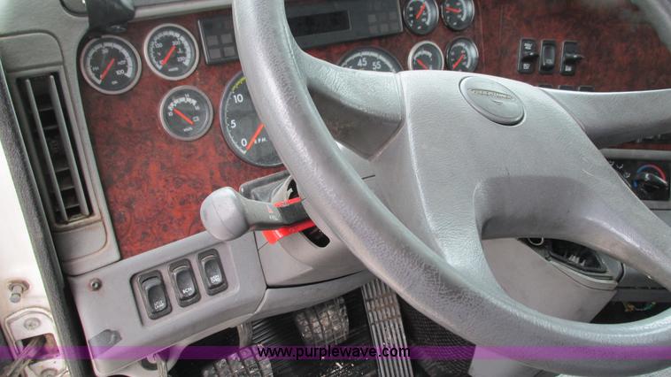 image for item G9290 1999 Freightliner C120 semi truck