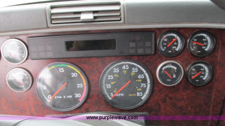 image for item G9290 1999 Freightliner C120 semi truck