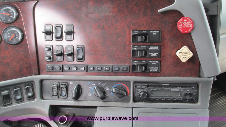 image for item G9290 1999 Freightliner C120 semi truck