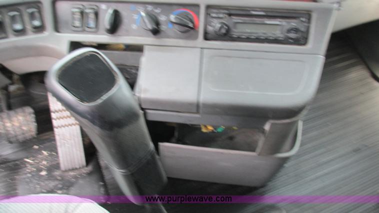 image for item G9290 1999 Freightliner C120 semi truck