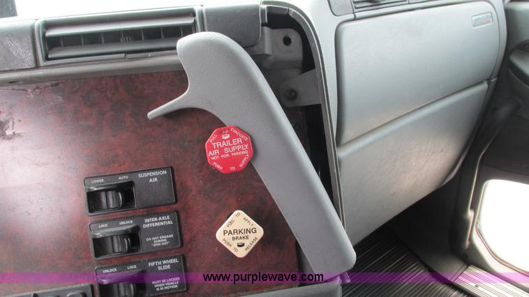 image for item G9290 1999 Freightliner C120 semi truck