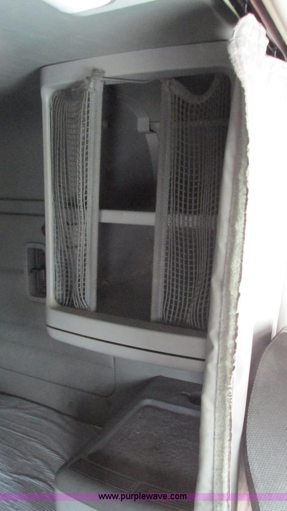 image for item G9290 1999 Freightliner C120 semi truck