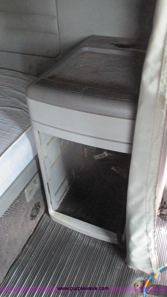 image for item G9290 1999 Freightliner C120 semi truck