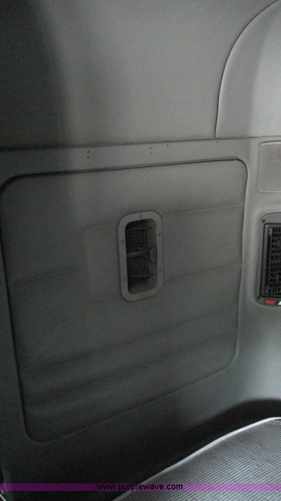 image for item G9290 1999 Freightliner C120 semi truck