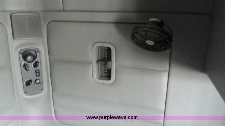 image for item G9290 1999 Freightliner C120 semi truck