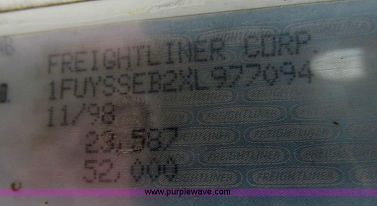 image for item G9290 1999 Freightliner C120 semi truck