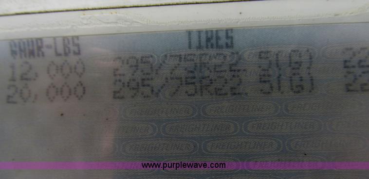 image for item G9290 1999 Freightliner C120 semi truck