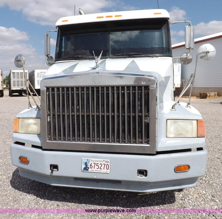 image for item H1833 1988 Volvo WIA semi truck