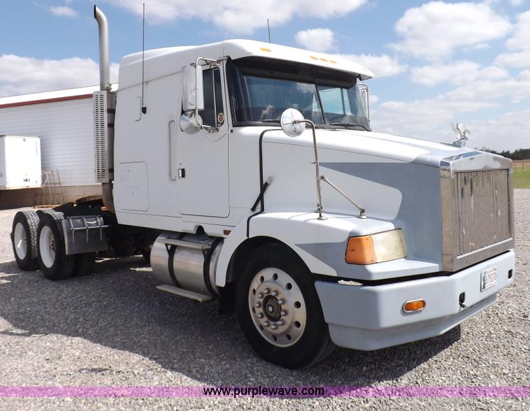 image for item H1833 1988 Volvo WIA semi truck