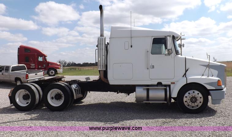 image for item H1833 1988 Volvo WIA semi truck