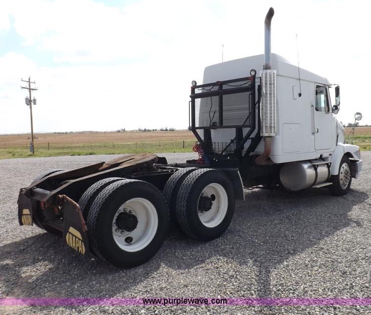 image for item H1833 1988 Volvo WIA semi truck