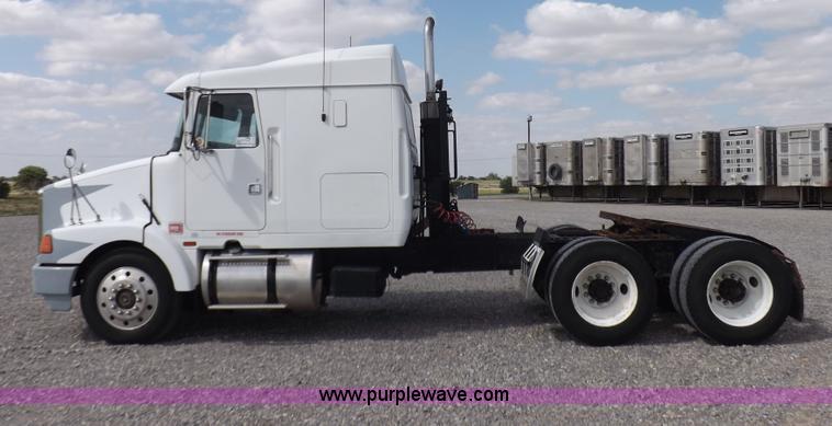 image for item H1833 1988 Volvo WIA semi truck