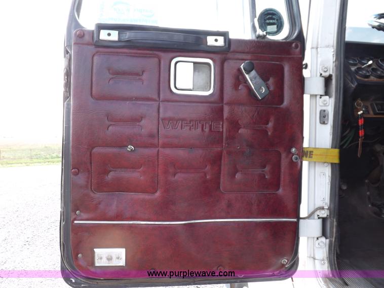 image for item H1833 1988 Volvo WIA semi truck