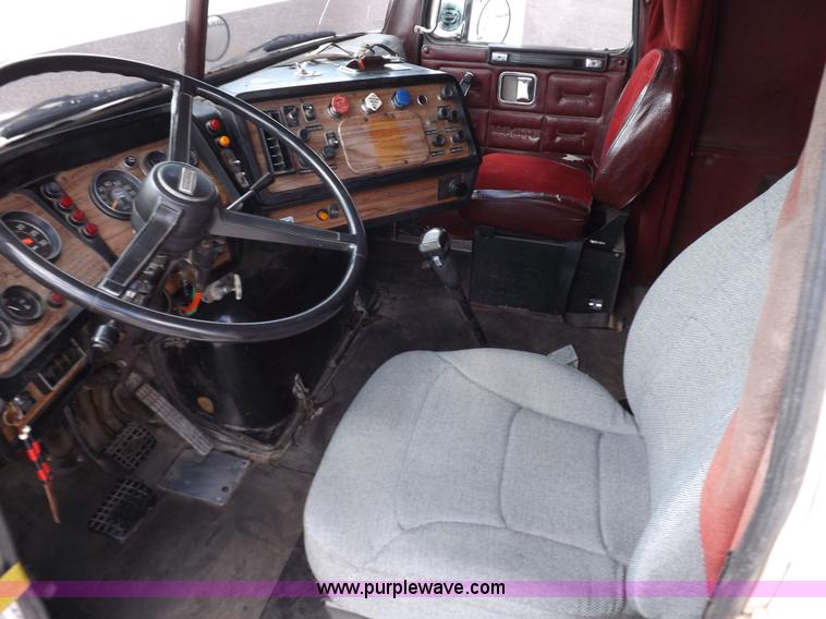 image for item H1833 1988 Volvo WIA semi truck