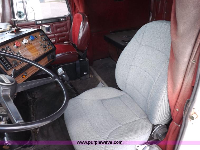 image for item H1833 1988 Volvo WIA semi truck