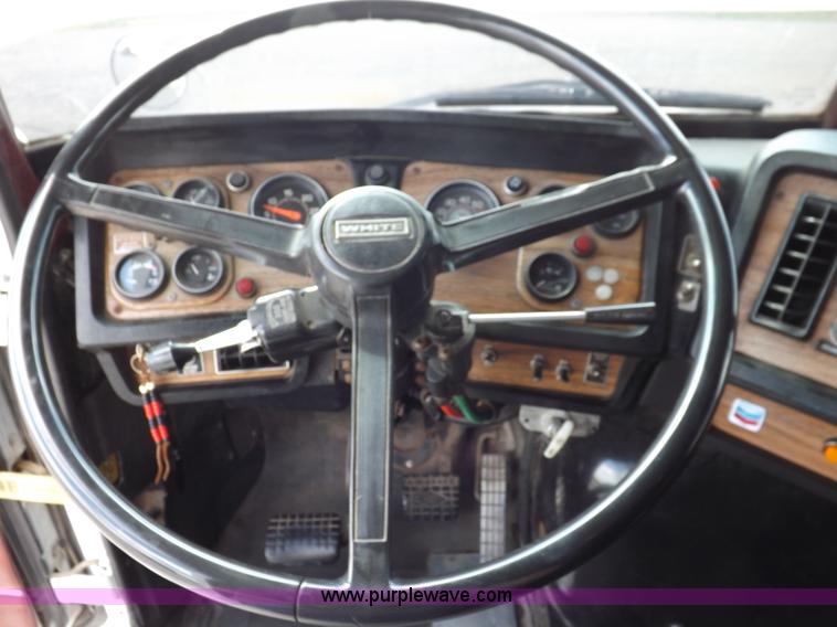 image for item H1833 1988 Volvo WIA semi truck