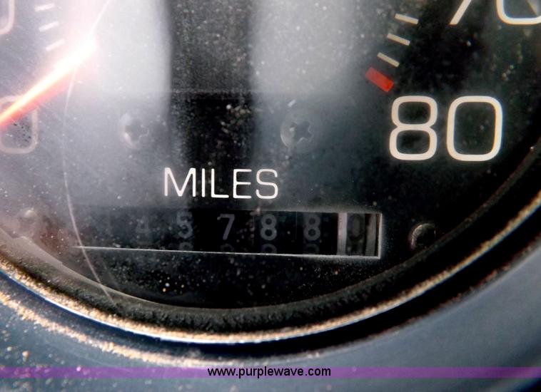 image for item H1833 1988 Volvo WIA semi truck