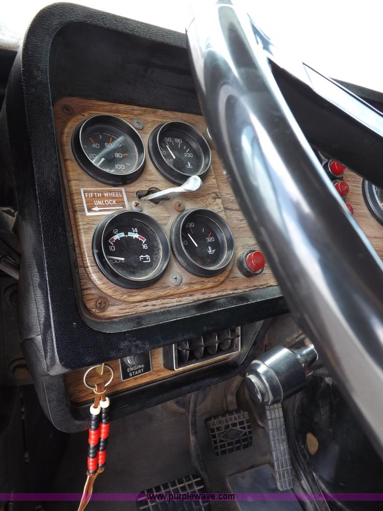 image for item H1833 1988 Volvo WIA semi truck