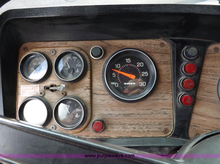 image for item H1833 1988 Volvo WIA semi truck