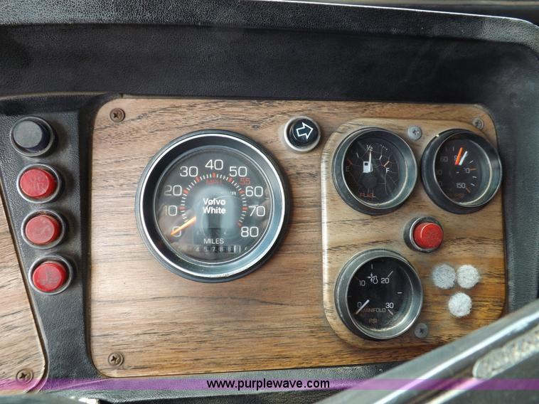 image for item H1833 1988 Volvo WIA semi truck