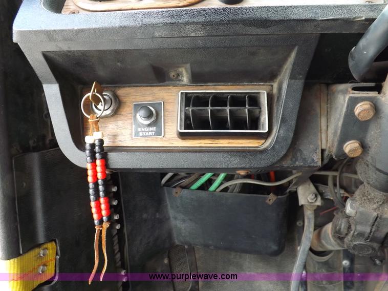 image for item H1833 1988 Volvo WIA semi truck