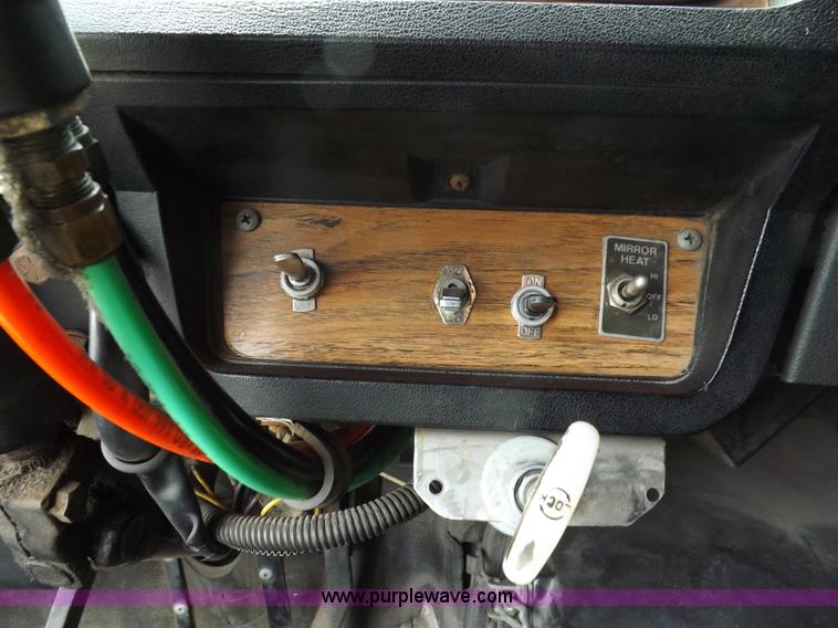 image for item H1833 1988 Volvo WIA semi truck