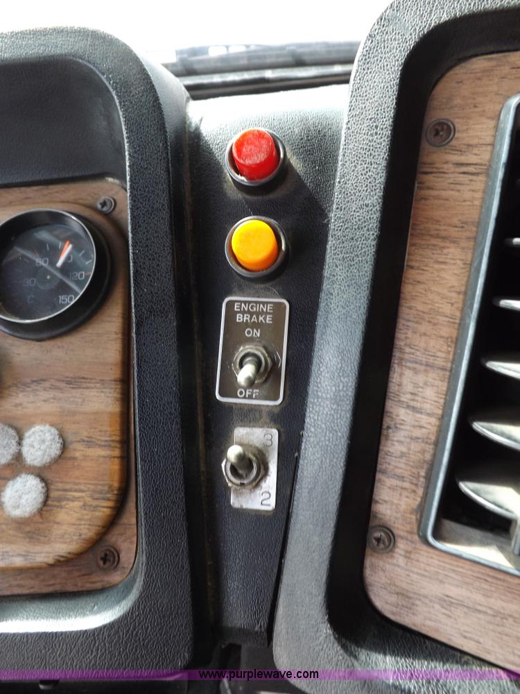 image for item H1833 1988 Volvo WIA semi truck