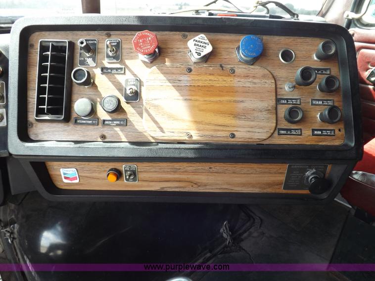 image for item H1833 1988 Volvo WIA semi truck