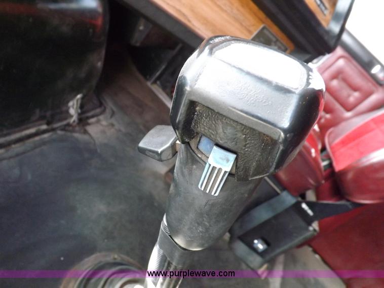 image for item H1833 1988 Volvo WIA semi truck