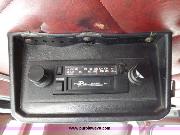 image for item H1833 1988 Volvo WIA semi truck