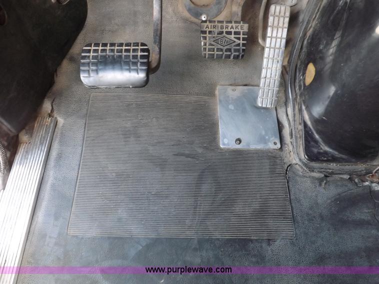 image for item H1833 1988 Volvo WIA semi truck