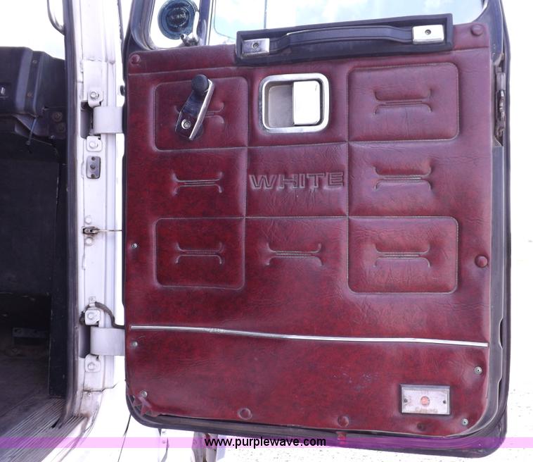 image for item H1833 1988 Volvo WIA semi truck