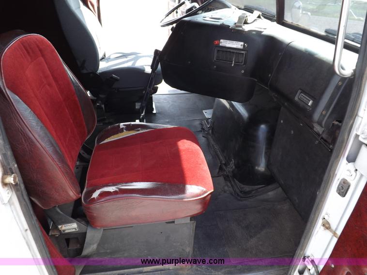 image for item H1833 1988 Volvo WIA semi truck