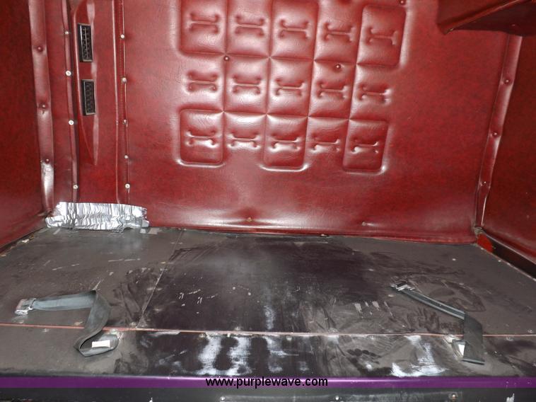 image for item H1833 1988 Volvo WIA semi truck