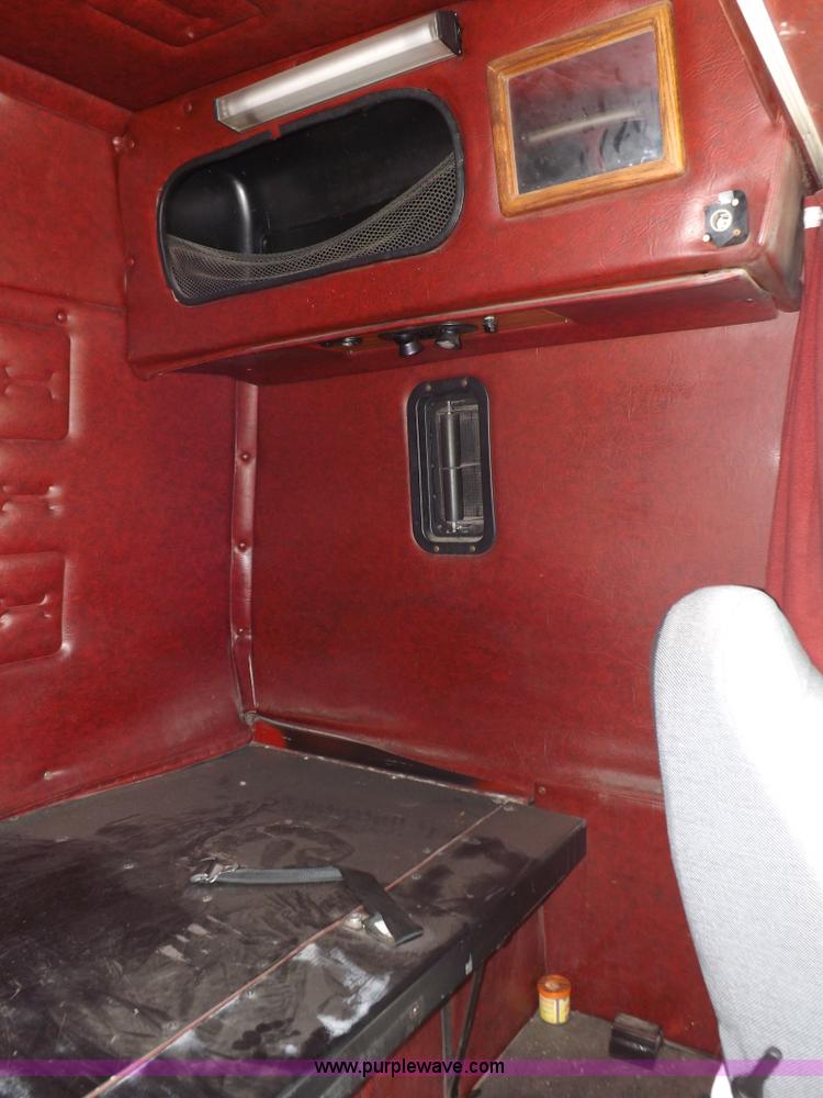 image for item H1833 1988 Volvo WIA semi truck