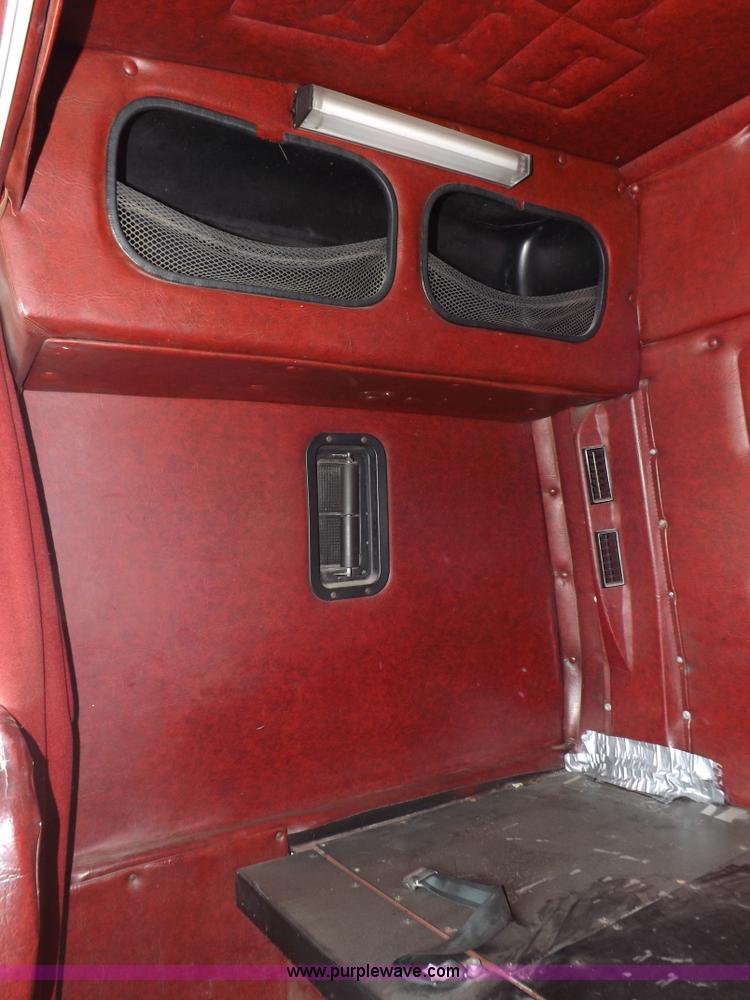 image for item H1833 1988 Volvo WIA semi truck