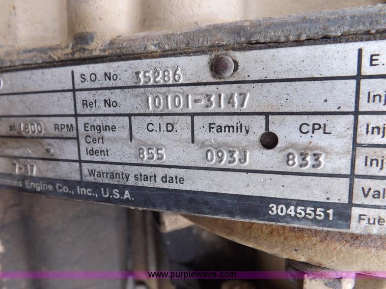 image for item H1833 1988 Volvo WIA semi truck