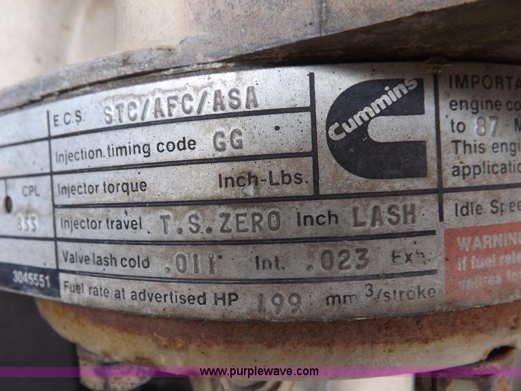 image for item H1833 1988 Volvo WIA semi truck