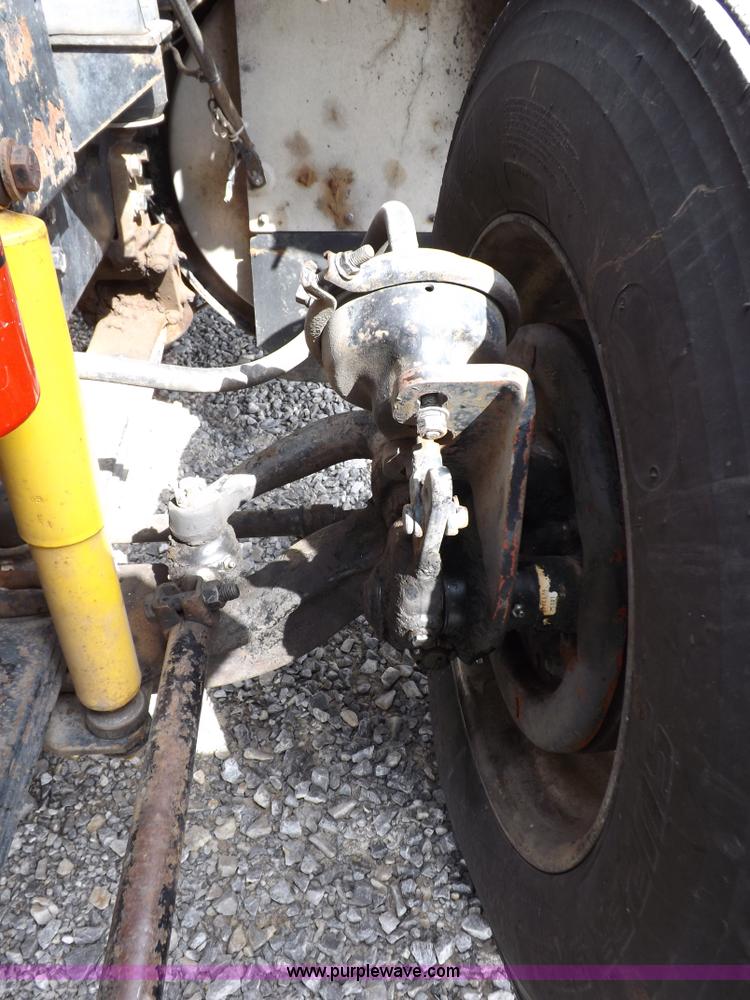 image for item H1833 1988 Volvo WIA semi truck