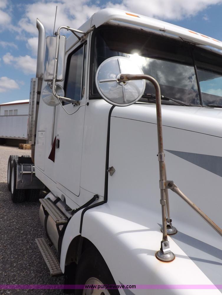 image for item H1833 1988 Volvo WIA semi truck