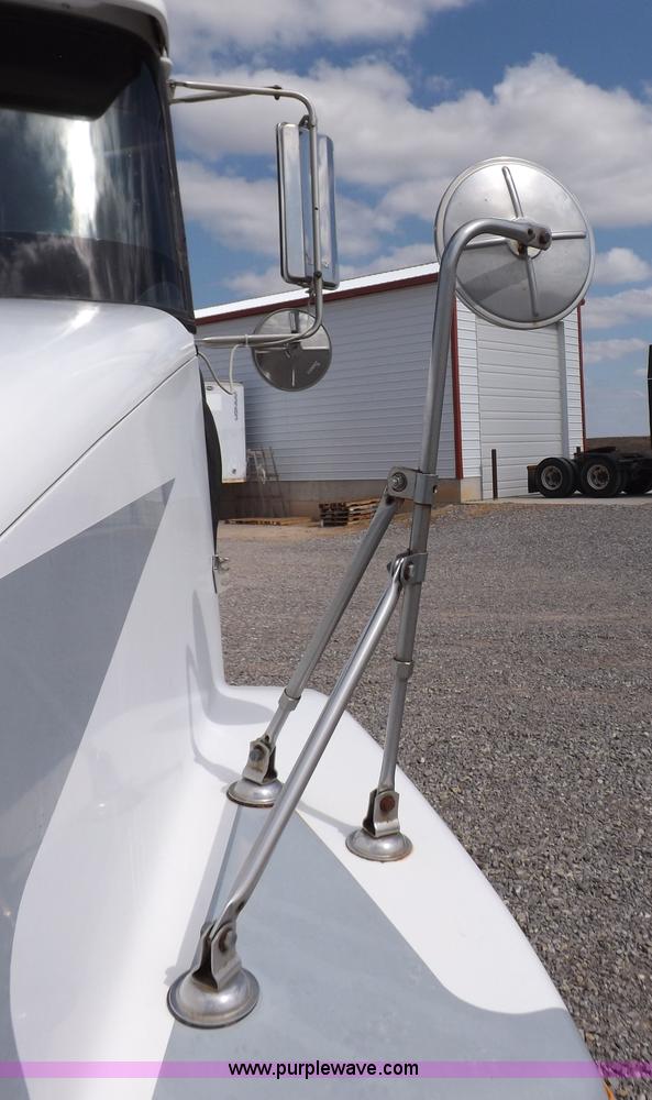 image for item H1833 1988 Volvo WIA semi truck