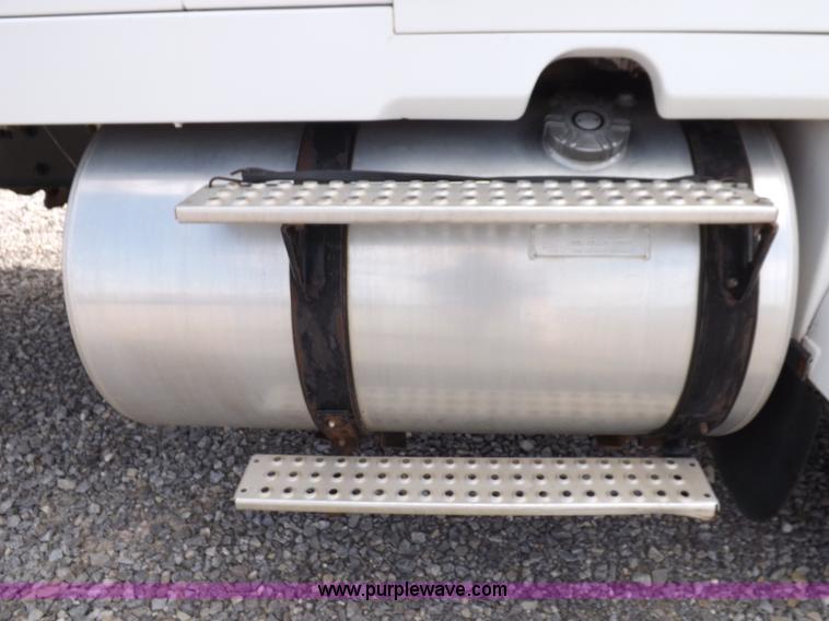 image for item H1833 1988 Volvo WIA semi truck